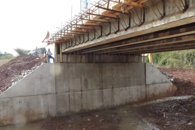 La Dirección Provincial de Vialidad ejecuta el último tramo de la construcción del puente sobre el arroyo Tirica