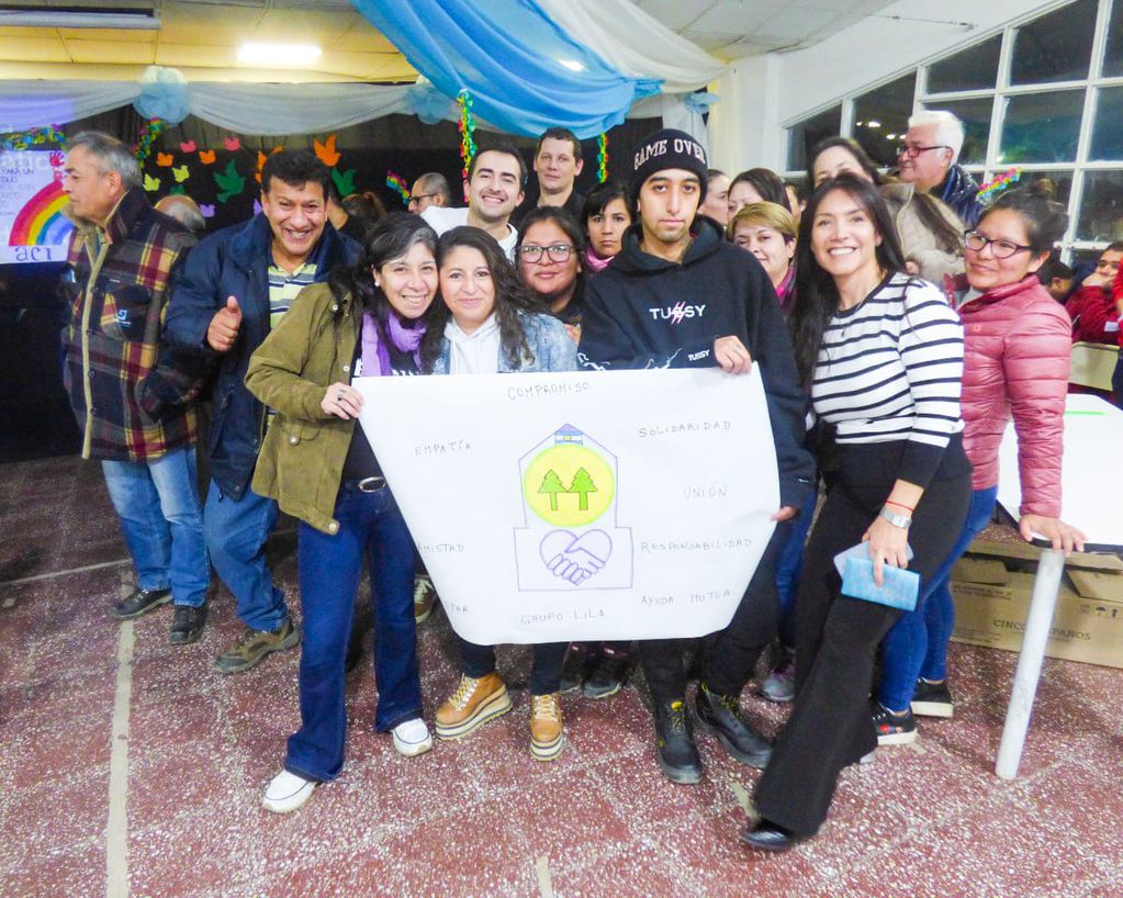 Docentes y alumnos del CENS 3 celebraron el "Día del Cooperativismo", junto a la Secretaría de Economía Popular de la provincia.