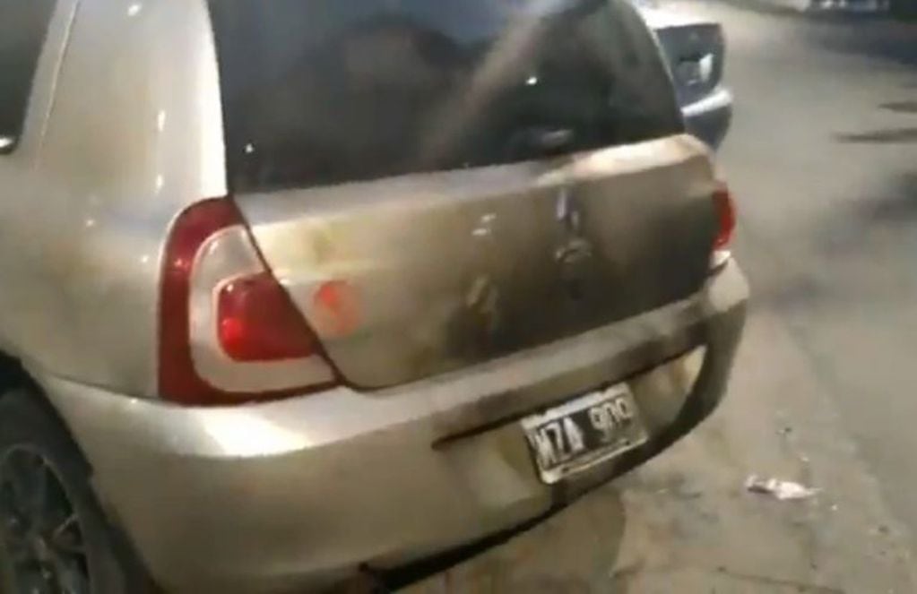 El Renault Clío donde la mujer fue prendida fuego en la localidad de Bella Italia. (Captura de pantalla)
