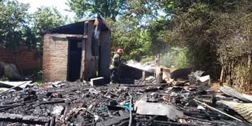 Incendio destruyó por completo una vivienda en el barrio Santa Rita