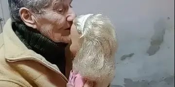 le regaló una muñeca a su abuela por el Día de la Niñez y el video se hizo viral
