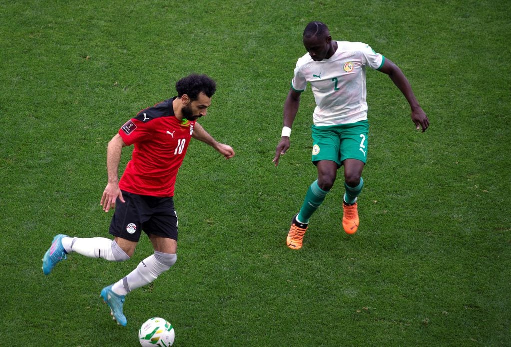 Mohamed Salah, delantero de Egipto, ante la marca de Saliou Ciss, de Senegal. (AP)