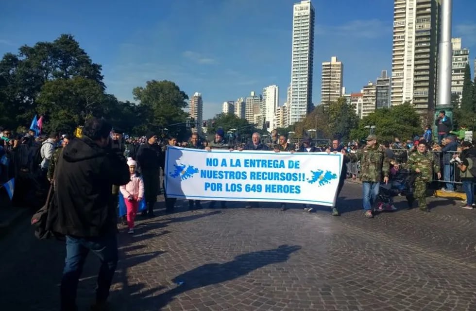 Los ex combatientes de Malvinas encabezaron la procesión que comenzó a las 11 de la mañana. (@belitaonline)