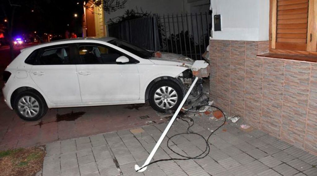 El auto chocó contra el frente de una vivienda (El Diario)
