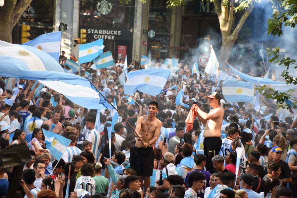 Argentina le ganó a Australia 2 a 1 y los hinchas mendocinos coparon las calles del Centro para festejar que la Selección pasó a cuartos de final de Qatar 2022. - Mariana Villa / Los Andes