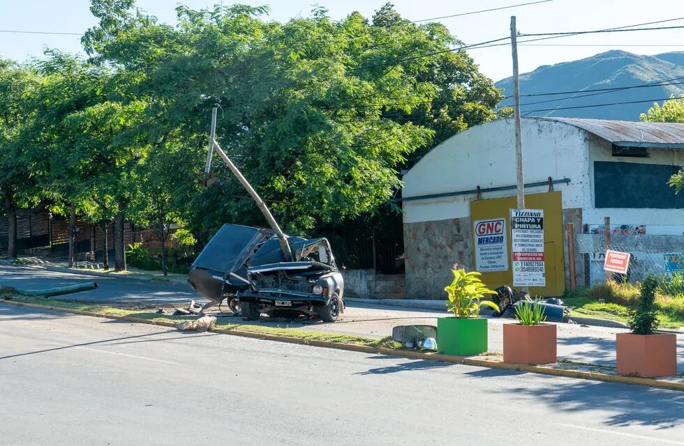 Impresionante imagen del fatal accidente registrado este domingo en la ciudad de La Falda. (Foto: Facebook / Positiva FM).