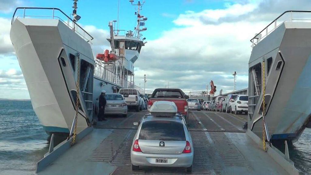 Cruce del Estrecho de Magallanes con Barcaza Chilena. Sacando la vía aérea, es la única opción de conectividad entre la isla y el continente.
