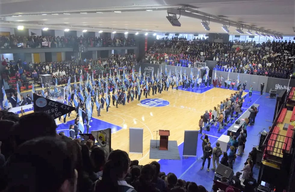Abanderados y escoltas de numerosos establecimientos educativos jerarquizaron el acto inaugural de los "Juegos Escolares 2023" en Jujuy.