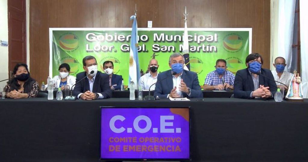 El gobernador Morales, flanqueado por los intendentes Flores, Jayat y Poncio, en el informe del COE desde Libertador General San Martín.