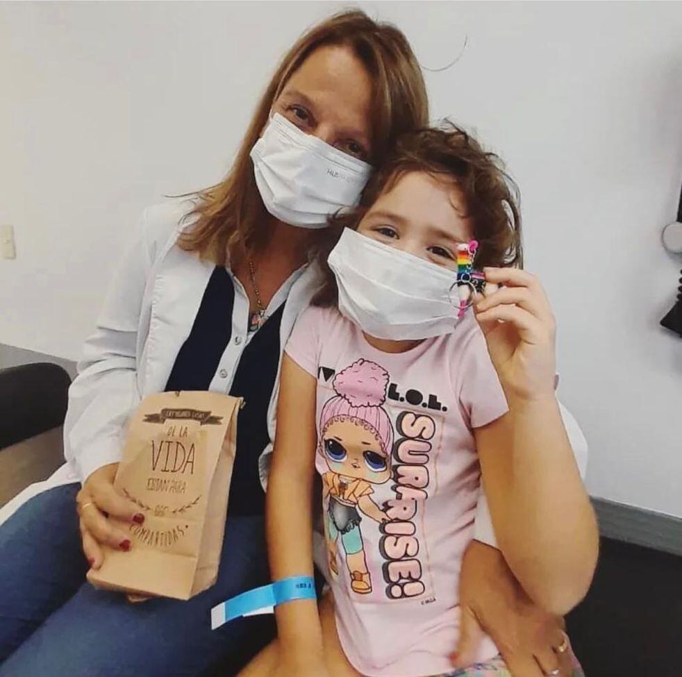 Emily en el Hospital Británico de Buenos Aires con su oncohematóloga y pediatra  en los últimos controles antes de viajar a España.