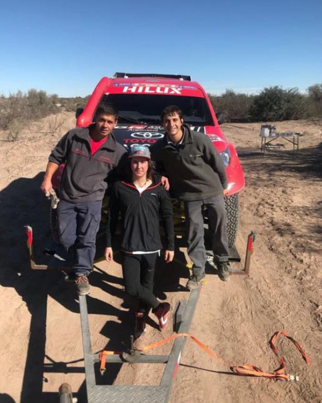 Juan Cruz Yacopini en 2018 junto a sus mecánicos en su primera conducción