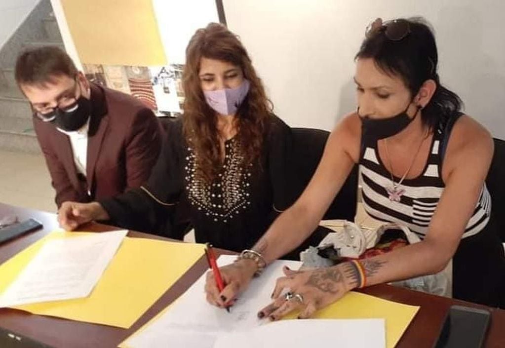 Lourdes Ibarra, titular de la fundación "Damas de Hierro", al momento de firmar el convenio referido a la campaña "Derechos Humanos, Derechos Trans".