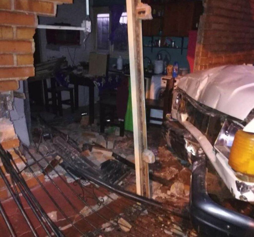 Un conductor borracho se incrustó contra el frente de una casa. (Foto: Misiones Online)