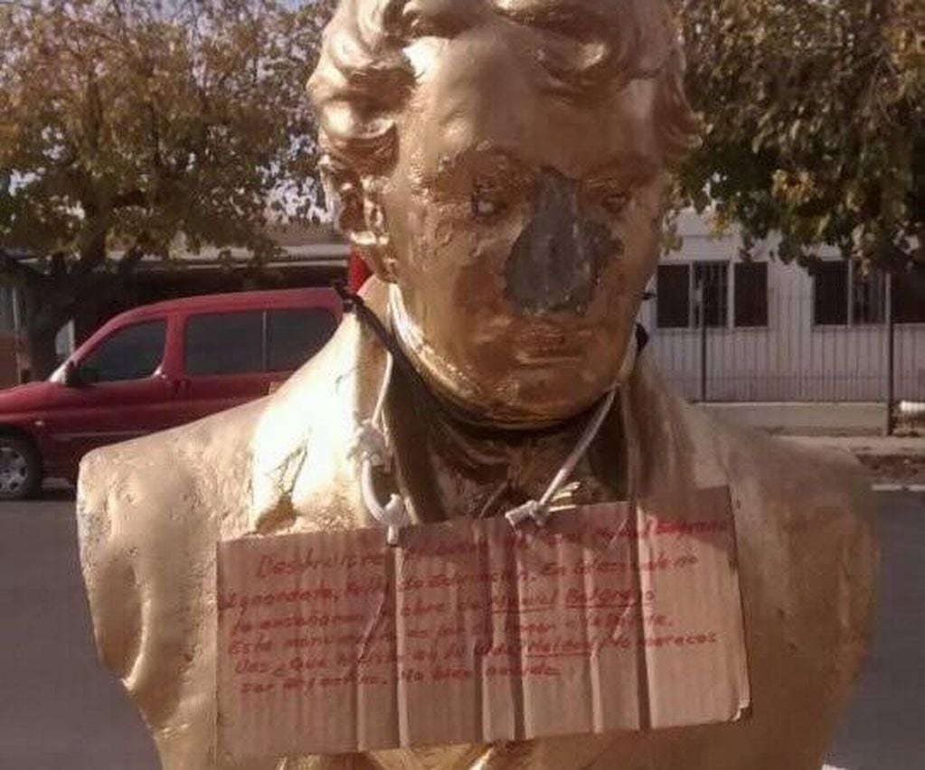 Vándalos destruyeron el busto de Belgrano en el barrio Marcó.