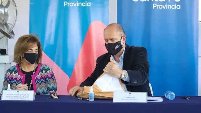 Silvina Frana y Omar Perotti, en la apertura de sobres para mejorar el abastecimiento de agua potable para Tostado