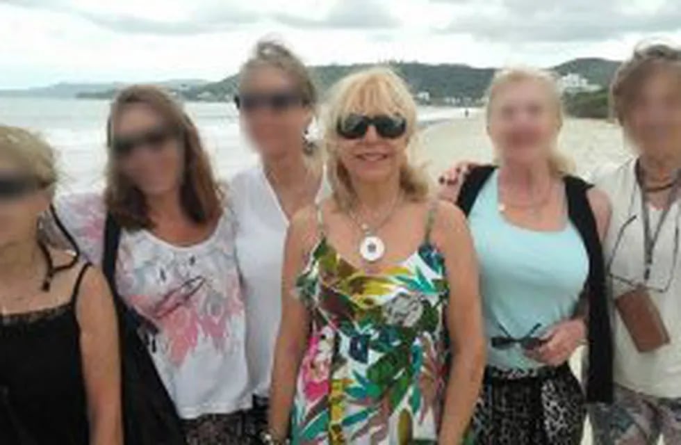 La fiscal Anabel Orozco, en lugar de guardar reposo se fue de vacaciones con un grupo de amigas a Brasil.