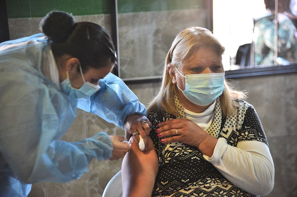 Salud dijo que sólo resta vacunar a un 6% de la población mayor de 60 años para alcanzar el 95% de cobertura con una dosis.  Foto: Pedro Castillo