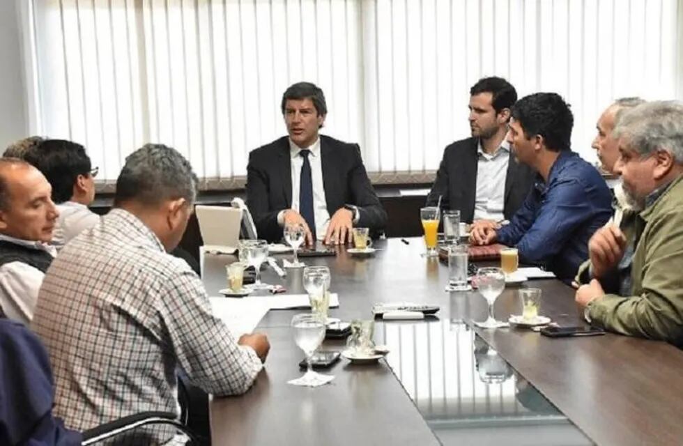 Reunión entre funcionarios provinciales y docentes (Gobierno de la Provincia)