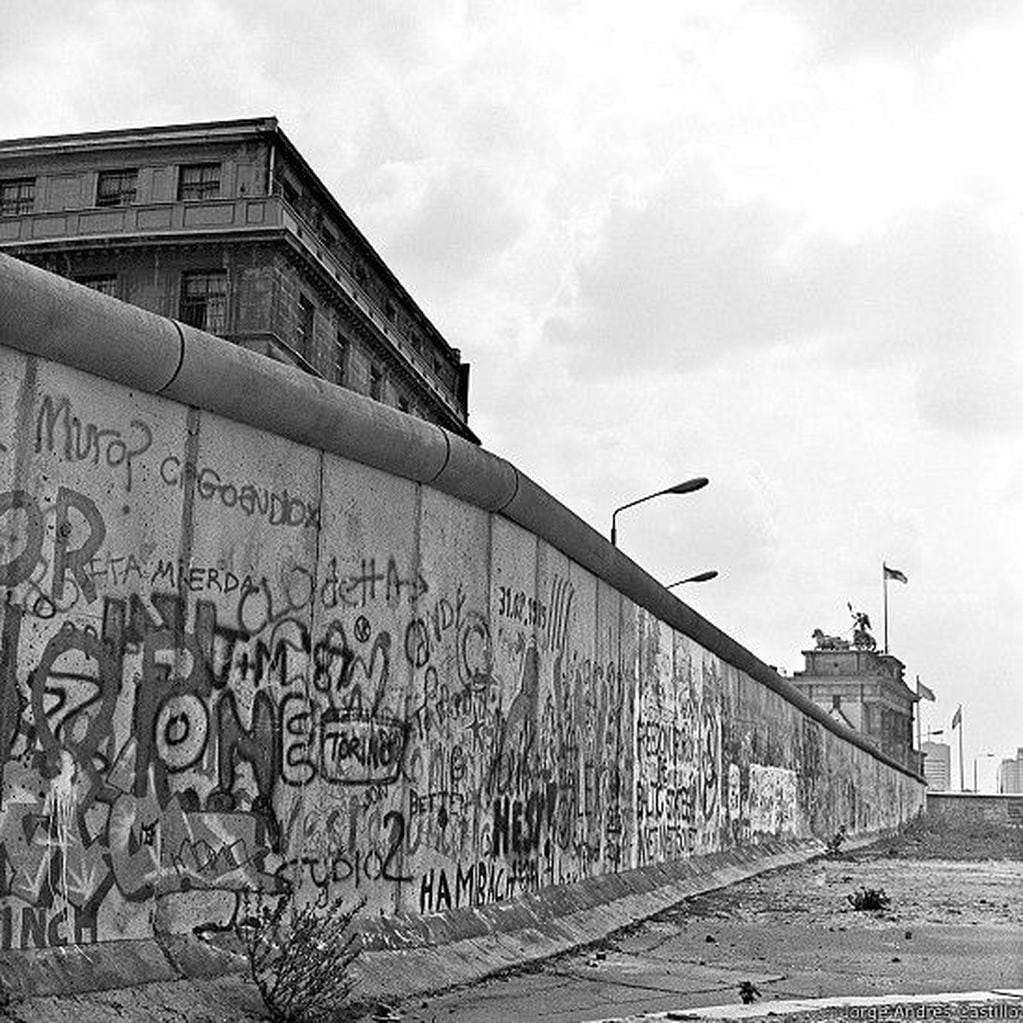 Muestra "Fisuras latentes", del fotógrafo venezolano Jorge Andrés Castillo, retrata la vida de los dos lados del muro de Berlín (Web)