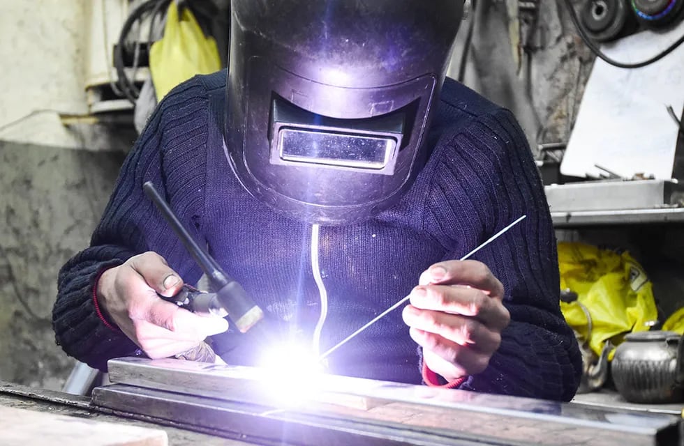 Crearan 3500 puestos de trabajo en metalurgica, chaperia 
Sebastian Carrera en su taller metalurgico.
