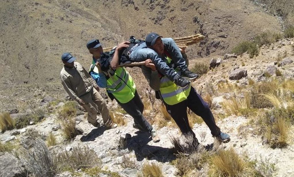 El joven lesionado es transportado en camilla por los duros paisajes puneños. (Policía de Salta)
