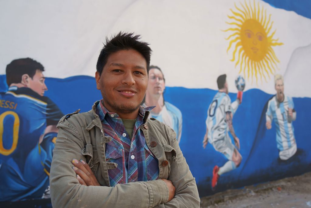 El autor del mural: Monchito Cortez. Él creó esta genialidad sobre Lionel Messi en San Francisco. (La Voz)
