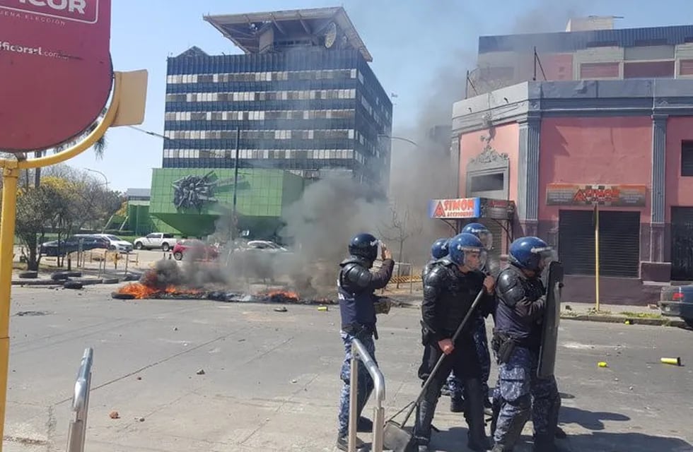 Cruces violentos entre manifestantes de Luz y Fuerza y la Policía (Twitter Mariano Nievas).