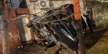 El auto robado que terminó incrustado en una de las casas de un barrio de Rosario.