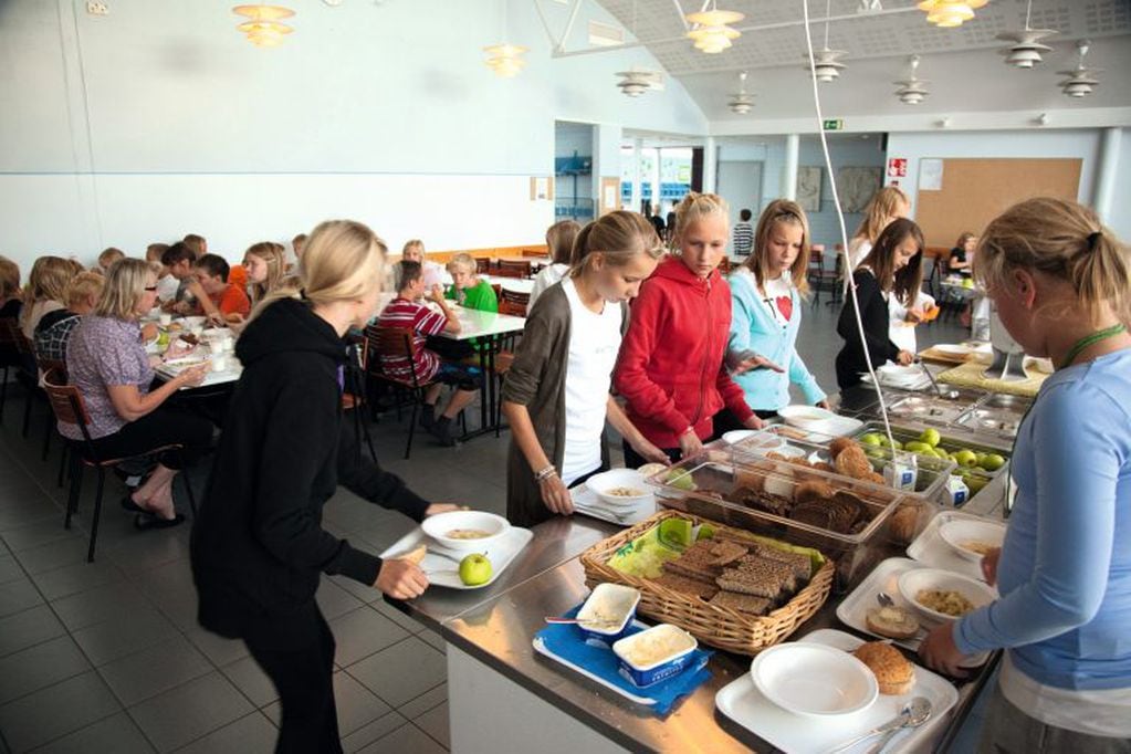 La hora del almuerzo en la escuela finlandesa Turku Turku - Waeinoe Aaltosen koulu. (Fishman/ullstein bild, Getty Images)