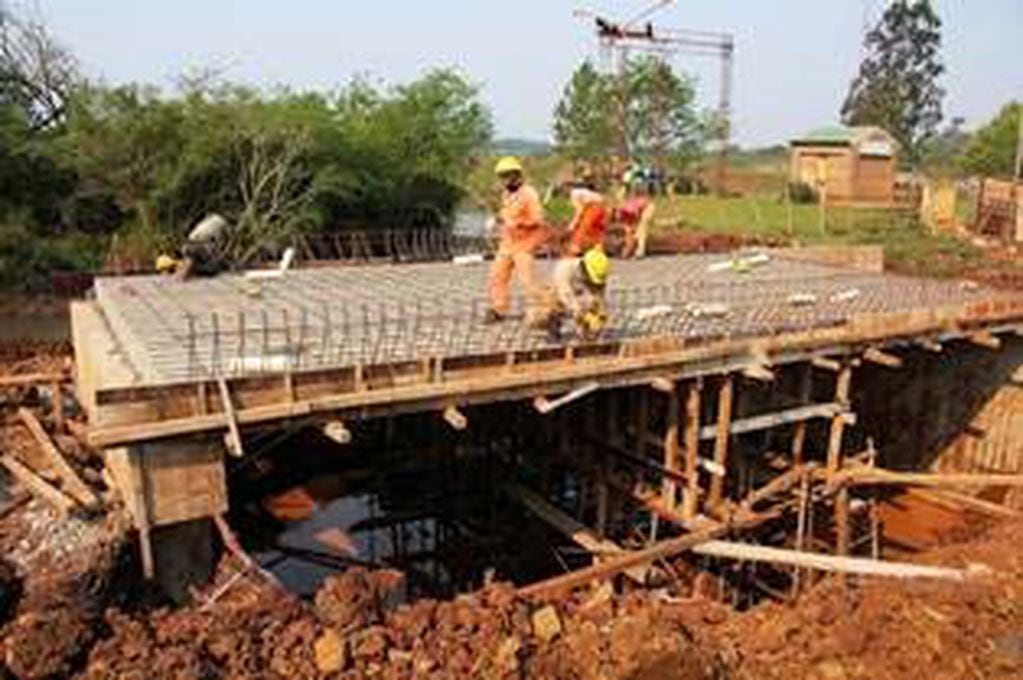 Puente en construcción den la zona sur de Misines, que beneficiará a San José y Apóstoles.