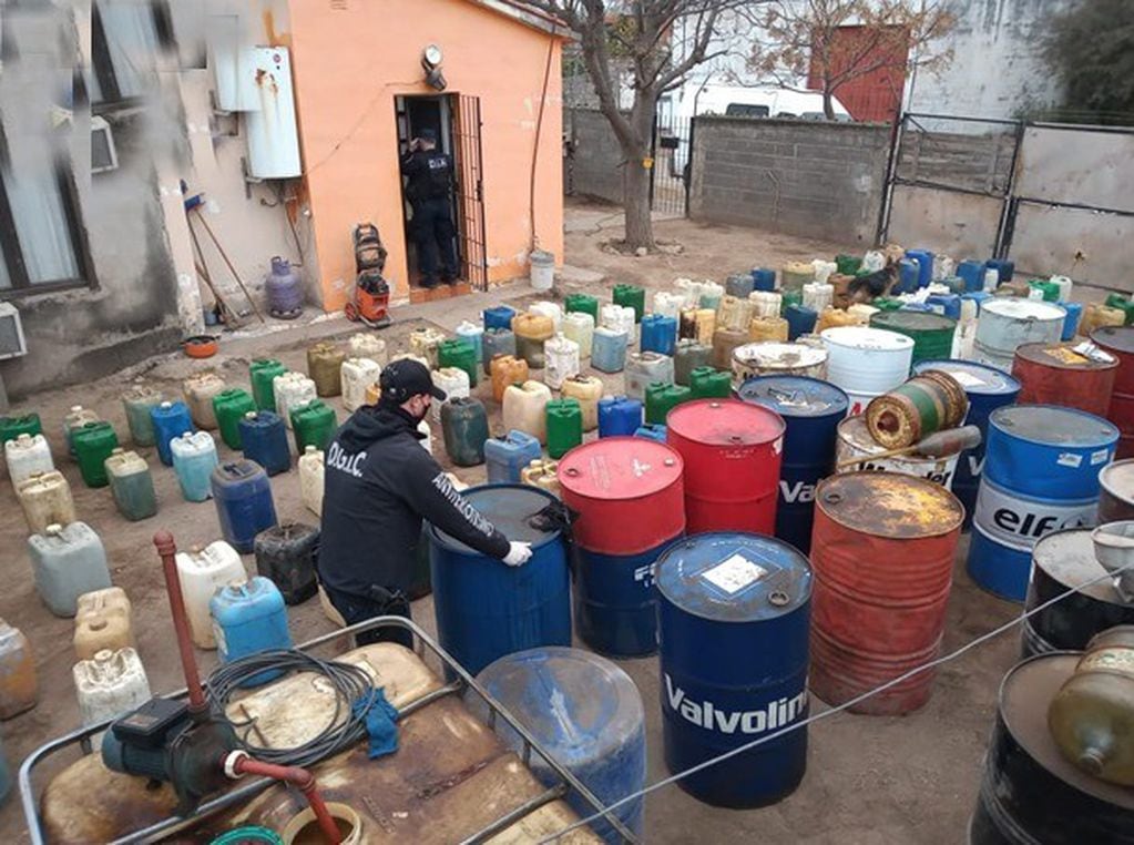 Entre otros elementos se secuestraron 200 bidones con combustible (foto, Policía de Córdoba)