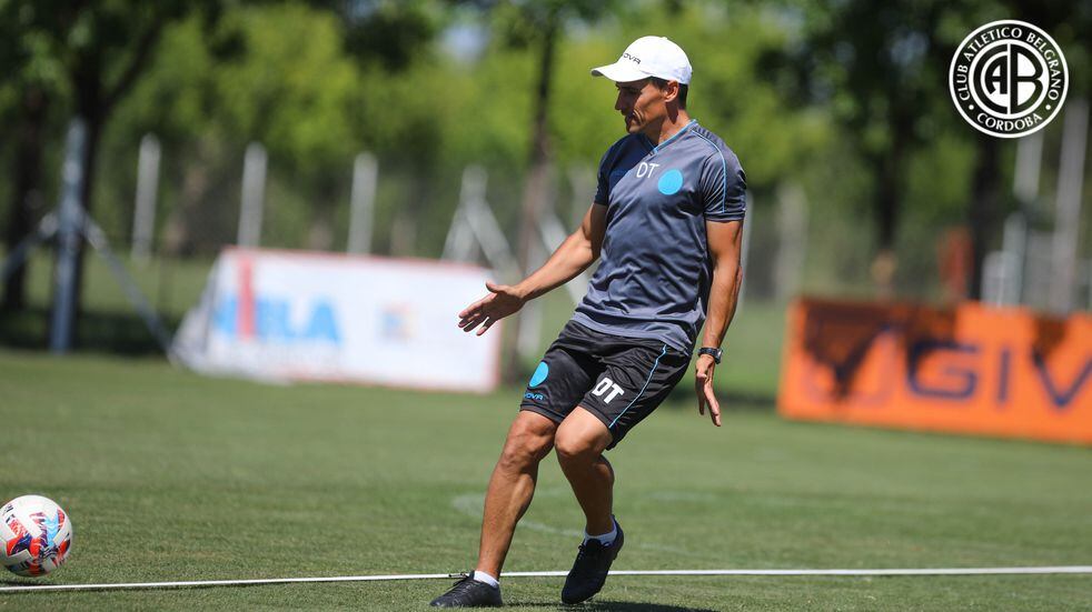 Guillermo Farré para la pelota, para armar el Belgrano 2022. (Prensa Belgrano.