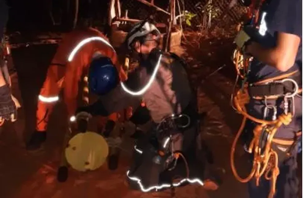 Bomberos de Iguazú sacaron el cuerpo sin vida de un joven que cayó a un pozo de agua.