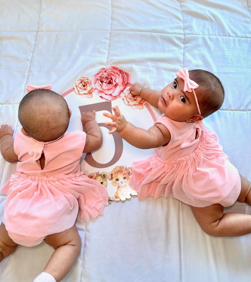 El look de Laia y Aimé, las gemelas de Thiago Medina y Daniela Celis, en su cumple mes número 5