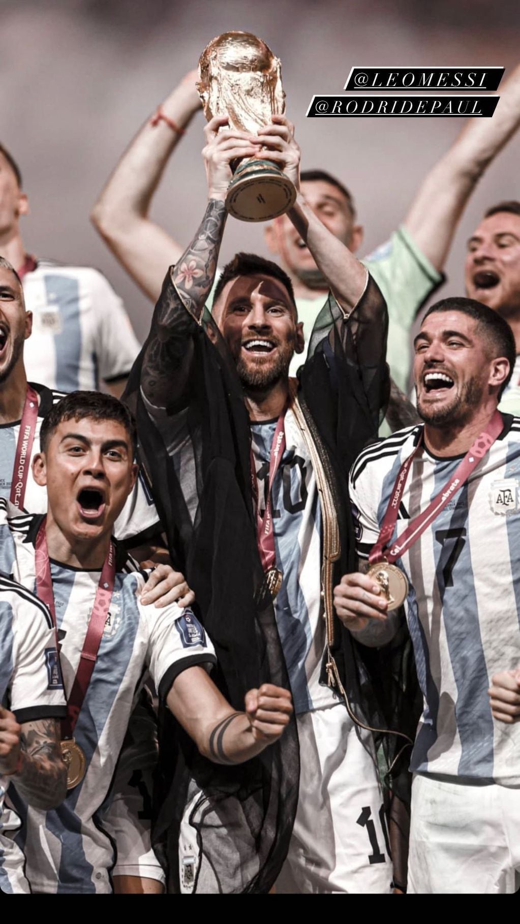 El cordobés compartió una foto con el momento en el que levantaron la Copa del Mundo.