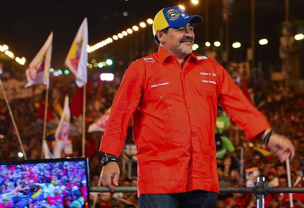 Maradona con la camisa que le regaló Nicolás Maduro