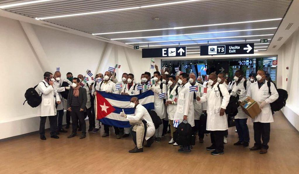 La delegación de 37 médicos cubanos y 15 enfermeras de La Habana en su llegada a Roma. Foto: EFE/ ROBERTO FILIBECK / TELENEWS.