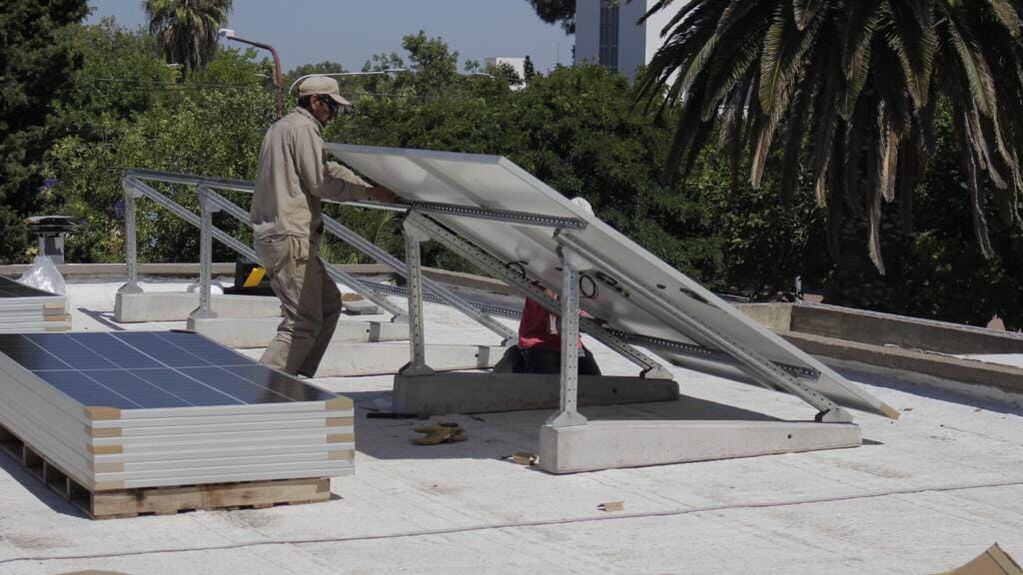 Instalan los paneles solares en el edificio del Concejo Deliberante de Alvear