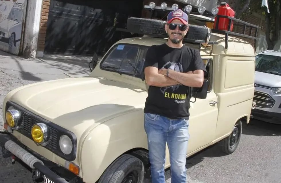 Gustavo Peña junto a su máquina, un Renault 4 de los 70