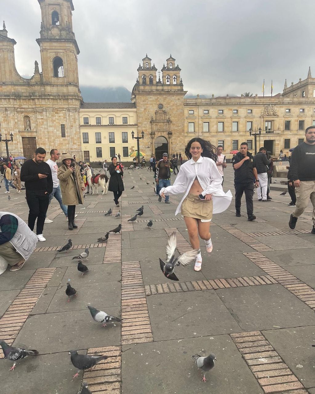 Rosalía paseó por las calles de Colombia con una minifalda y una maxi camisa