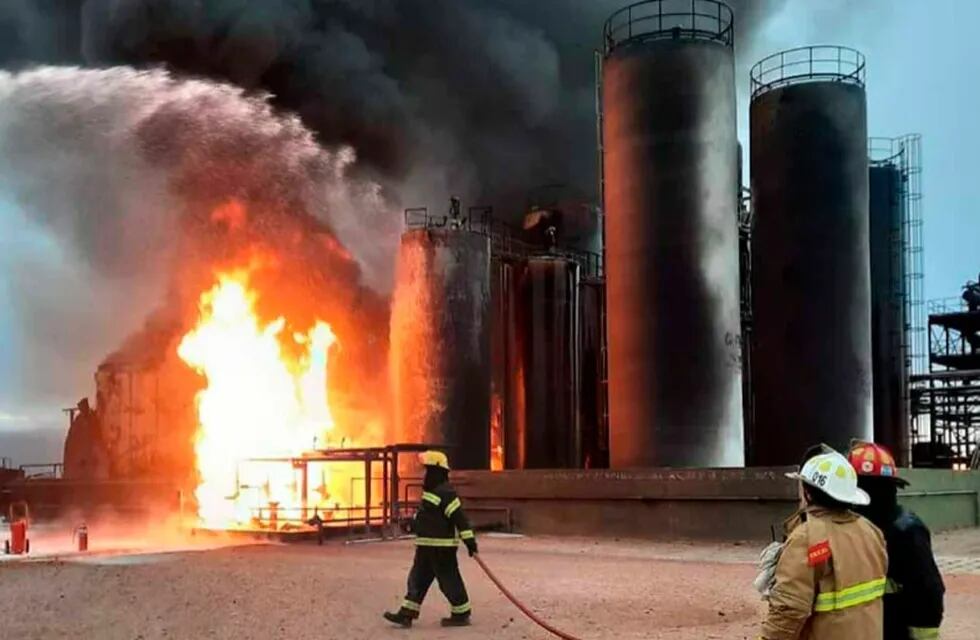 Explotó una refinería en Plaza Huincul, Neuquén.