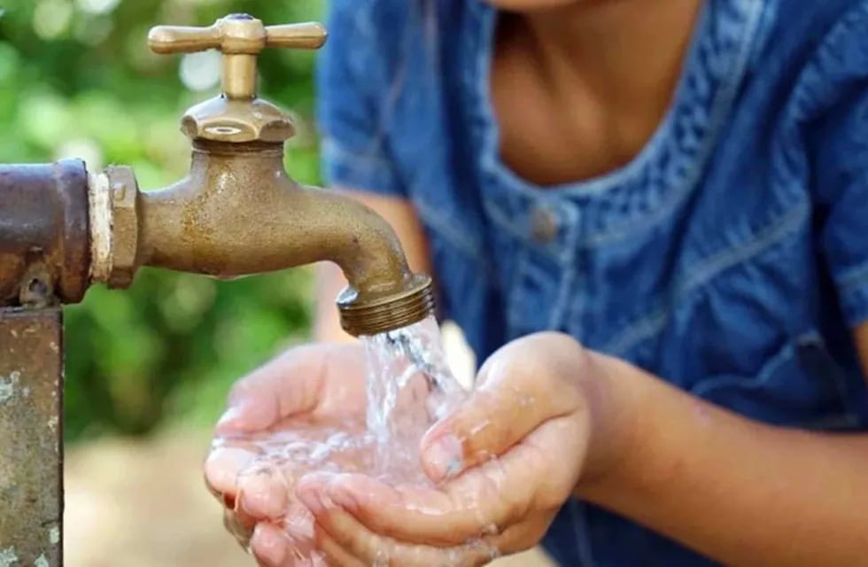 Desde el gobierno provincial buscan garantizar el acceso al agua potable.