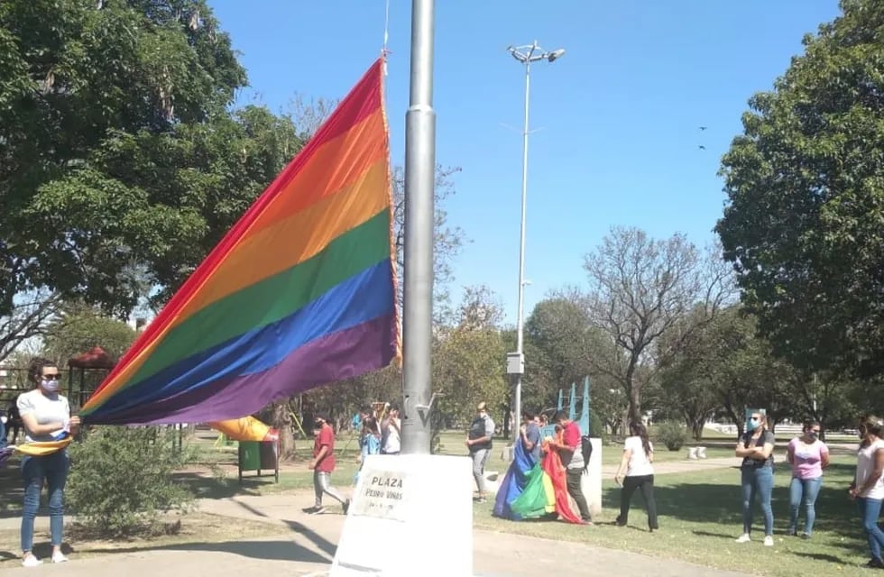 La bandera LGBT de Villa María (foto El Diario).