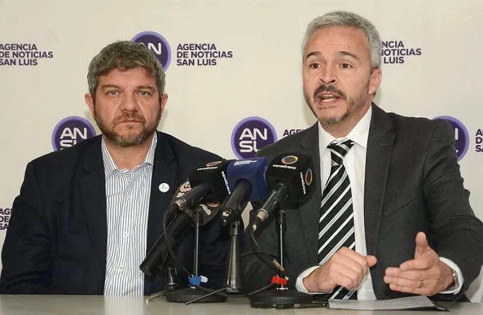 Eduardo Allende y Alberto Montiel Diaz en conferencia de prensa.