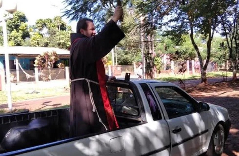 Silvano Jedryka párroco de Puerto Libertad en Misiones bendice los ramos de los fieles. (Gentileza Miguel Garcete)