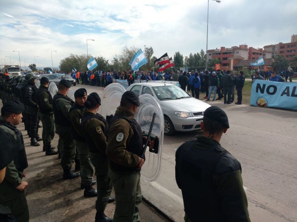 El presidente Mauricio Macri llegó a Córdoba, fue a Miramar, participa de una mesa del Sector Automotriz y sorteó una protesta.