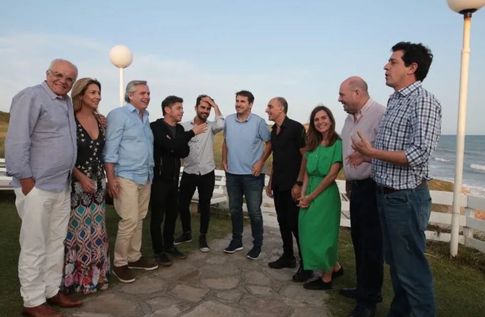 Alberto Fernández con teatristas y actores (Foto: Twitter oficial de Alberto Fernández)