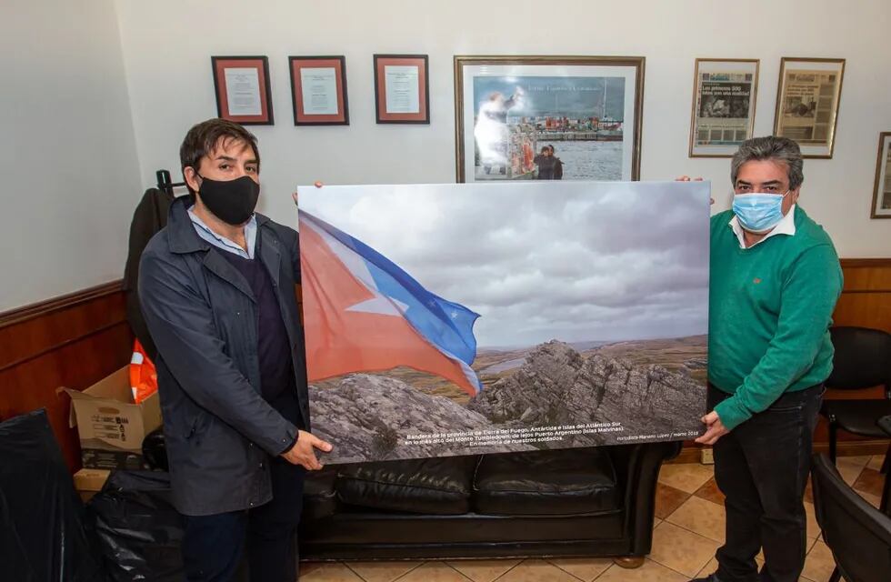 Omar Becerra, recibió al periodista Mariano López quien hizo entrega de dos cuadros con la imagen de la bandera de la Provincia flameando en el monte Tumbledown.