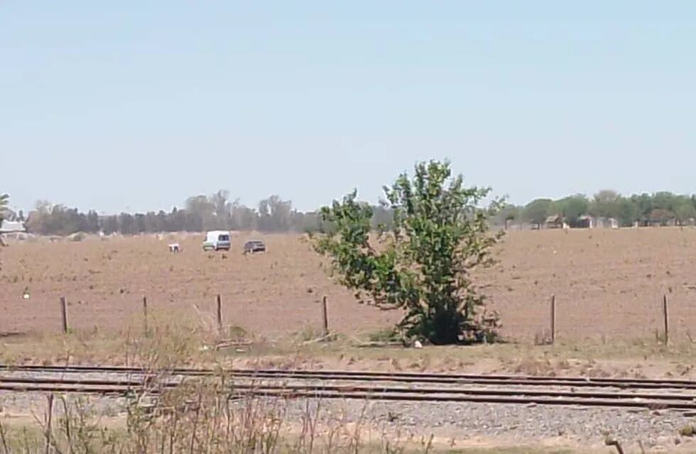 La policía encontró el cadáver de la víctima en un terreno próximo a las vías del ferrocarril.