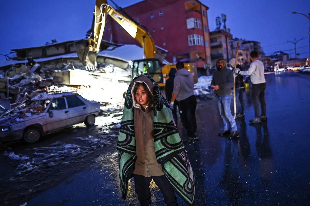 Los socorristas intentan seguir encontrando a víctimas del terremoto con vida. Foto: EFE.